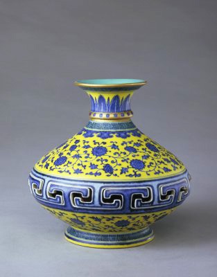 黄地青花缠枝花纹转心瓶，清乾隆，现藏于北京故宫博物院