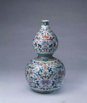 斗彩勾莲纹“寿”字葫芦瓶，清乾隆，现藏于北京故宫博物院