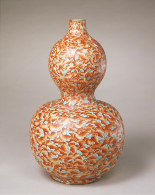 松石绿地矾红彩云蝠纹葫芦瓶，清乾隆，现藏于北京故宫博物院