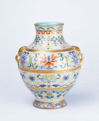 珐琅彩勾莲纹象耳瓶，清乾隆，现藏于北京故宫博物院