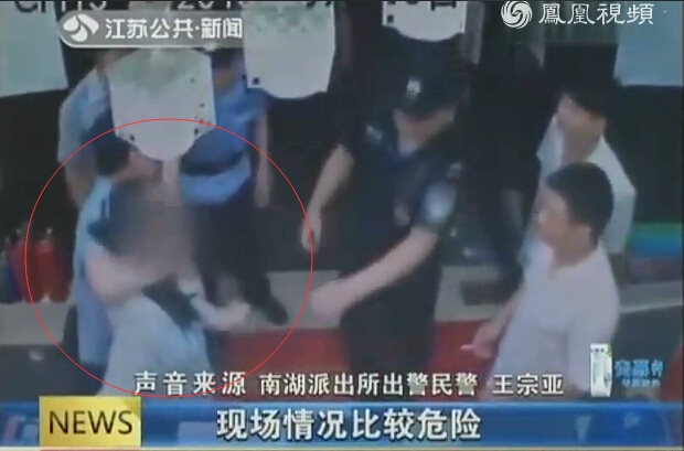 女子酒后发疯打砸酒店遇警察 大骂警察：还不滚！