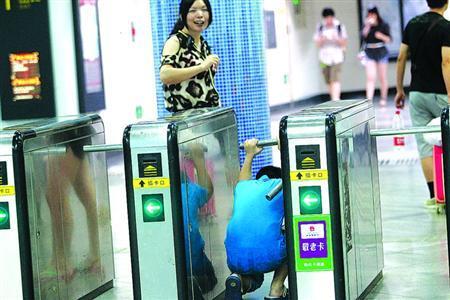 上海地鐵擬將網上曝光逃票者真容 不再打馬賽克
