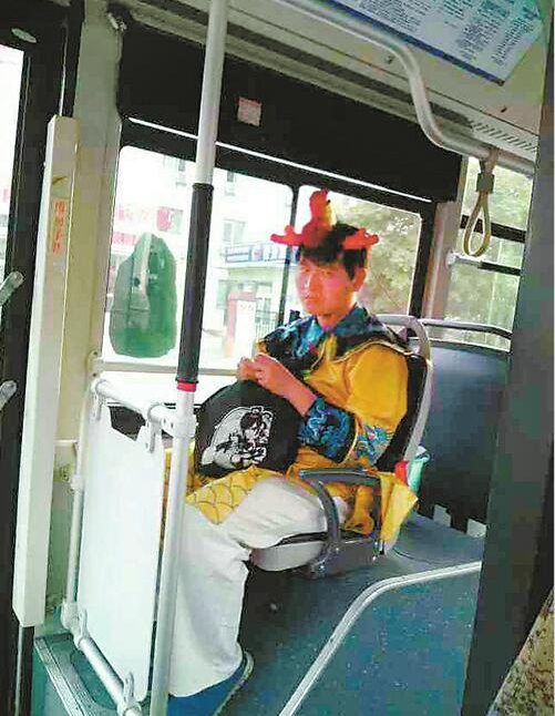 男子身穿龙袍坐公交 对话司机:爱卿 朕到站了