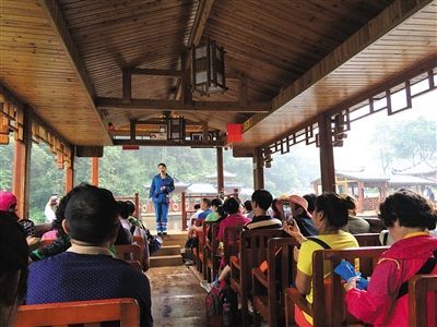 9月22日，记者报的旅游团在宝峰湖观光游船上游览，工作人员正在向游客介绍景点。