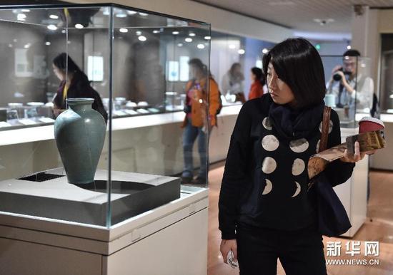 9月30日，一名游客在展馆内参观展品。