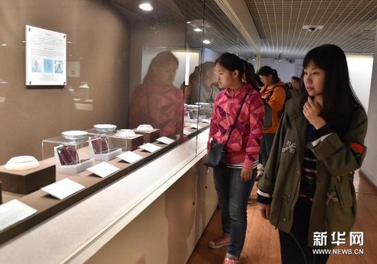9月30日，游客在展馆内参观展品。