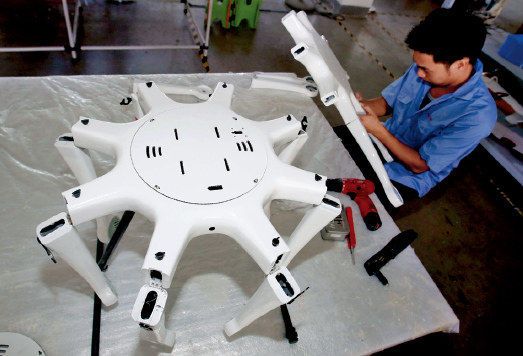 2015年9月14日，武汉智能鸟无人机生产车间内，工人正在组装八旋翼无人机。