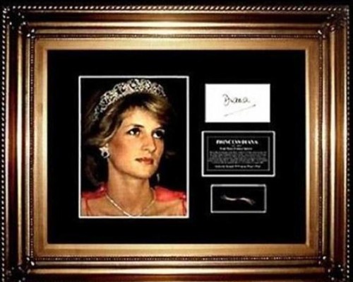 疑似戴安娜王妃小束头发被镶在画框内。