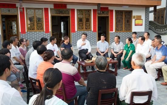 圖為：2015年6月16日下午，習近平在遵義縣楓香鎮花茂村同村民座談。