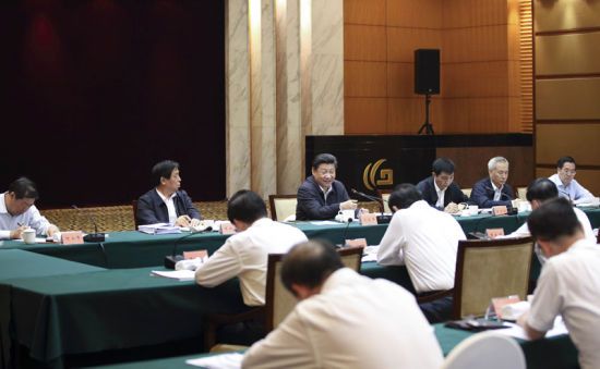 圖為：2015年5月27日，習近平在浙江召開華東7省市黨委主要負責同志座談會， 聽取對“十三五”時期經濟社會發展的意見和建議併發表重要講話。