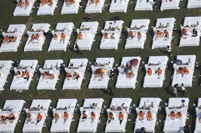 2015年8月16日，一家酒店以450人次完成了“最多人在床上吃早餐”的吉尼斯世界纪录挑战，打破了此前在上海创造的388人次的吉尼斯世界纪录。