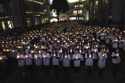 2015年1月16日，昆明一家商業廣場上，841人同時吹滅蠟燭，成功刷新了吉尼斯世界紀錄“最多人一起吹滅蠟燭”的稱號。