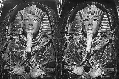 圖中照片拍攝于1925年11月份，顯示當棺蓋打開後，圖坦卡蒙戴著面具的遺體完好地躺在棺木中