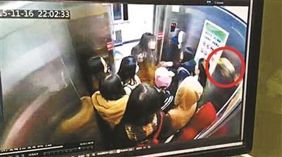 女大学生乘电梯遭同学泼冷面 两人斗殴引围观