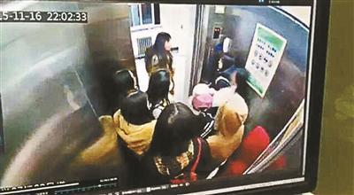 女大學生乘電梯遭同學潑冷面 兩人鬥毆引圍觀