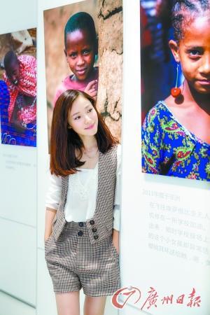 江一燕与其摄影作品。图片来源：广州日报