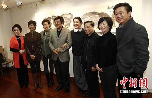 2012年，倪萍在北京荣宝斋大厦举办个人画展发布会，赵忠祥、杨澜、敬一丹、朱军等央视“名嘴”纷纷到场祝贺。中新社记者 杜洋 摄