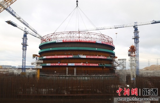 中國核建完成“華龍一號”首堆筒體模組三吊裝