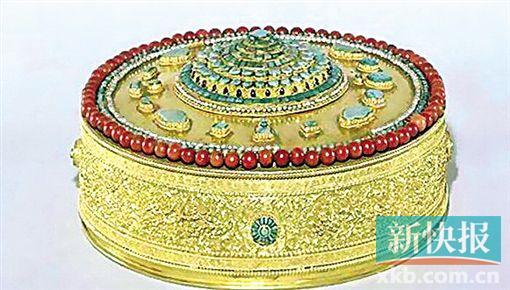  ■金曼扎,它是藏傳佛教的寺廟擺設品,金罐通體如意花紋閃閃發光,並鑲有珍珠、綠松石等多種寶石,非常奢華。也是原屬圓明園的精品。圖文來自界面