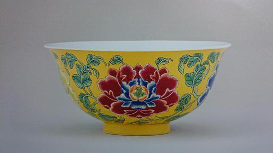 清康熙 珐琅彩粉红地花卉纹御制碗 直径13.3厘米