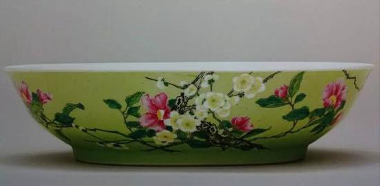 清雍正 珐琅彩题诗花卉纹盘 直径17厘米、高4.4厘米