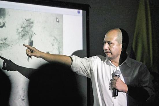 哥伦比亚人类与历史研究所主任Ernesto Montenegro向媒体展示沉船照片