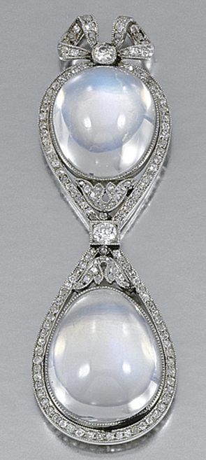A BELLE EPOQUE MOONSTONE & DIAMOND PENDANT胸針1910年，設計為蝴蝶型鑲嵌兩個月光石鑽石及鉑金
