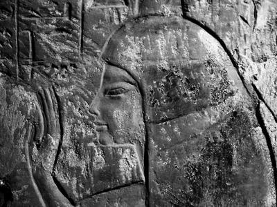 右圖：埃及法老圖坦卡蒙乳母浮雕畫像。