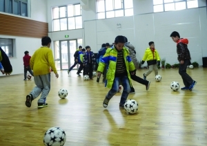 孩子们在体育馆内练习足球 现代快报记者 赵杰 摄