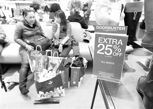 美国纽约梅西百货正在开展年末购物季，各类打折优惠活动吸引众多消费者前来购物，收“货”满满。
