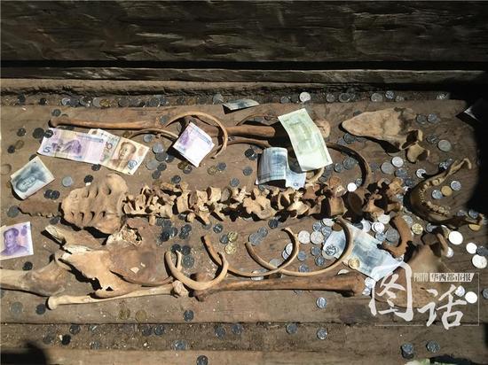 悬棺里古人遗骸摆放的位置都被这些堆满的人民币遮挡。