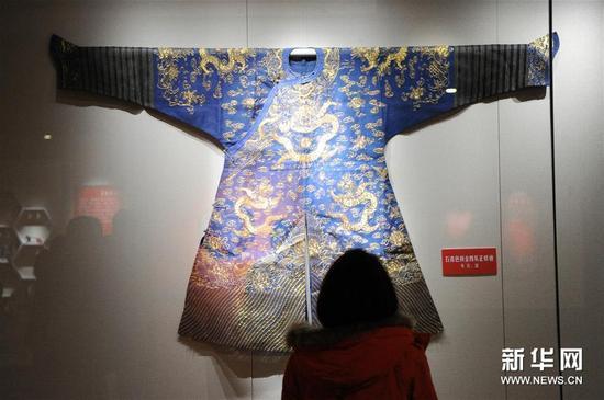 12月31日，市民在一件“蟒袍”刺绣展品前驻足观看。