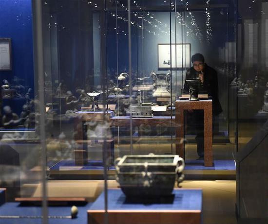 12月25日，觀眾在“禮樂制度”展區參觀各種青銅器等文物。