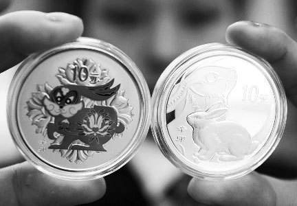 2011中国辛卯(兔)年金银纪念币一套。该套纪念币共15枚，其中金币8枚，银币7枚，均为中华人民共和国法定货币。