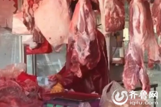 諸城新龍城批發市場攤主稱可以搞到“黑戶”牛肉(視頻截圖)