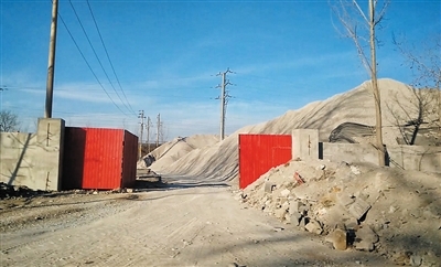 2015年12月30日，102國道段甲嶺鎮路段，國道邊的石料廠內堆著盜採來的礦石。