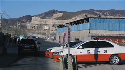2015年12月30日，通往三河市段甲岭镇蒋福山矿区的必经路上，停放着路政执法车。