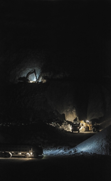 2015年12月27日，三河市段甲岭镇十百户村后山，山岭上灯光闪烁，挖掘机正在开凿山体，不法分子在盗采矿石。