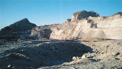 2015年12月30日，三河市段甲嶺鎮段蔣路旁的礦坑。
