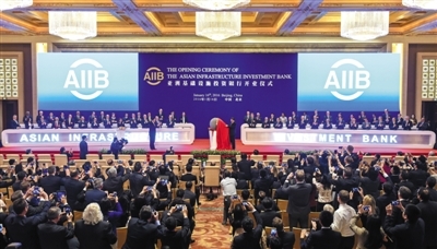 昨日，亚洲基础设施投资银行开业仪式在北京举行，中国国家主席习近平为亚投行标志物“点石成金”揭幕。新华社记者 谢环驰 摄