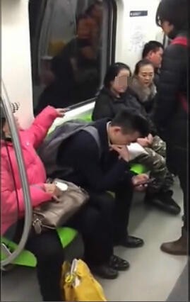 網曝女子地鐵內用包霸道佔座 周圍乘客憤怒指責