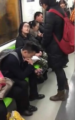 网曝女子地铁内用包霸道占座 周围乘客愤怒指责