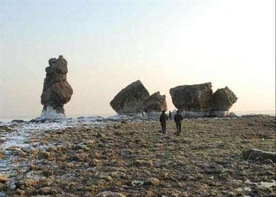 位于渤海之滨的姜女石遗址，据考证就是史记中纪载的秦始皇曾造访的碣石。（取自东网）
