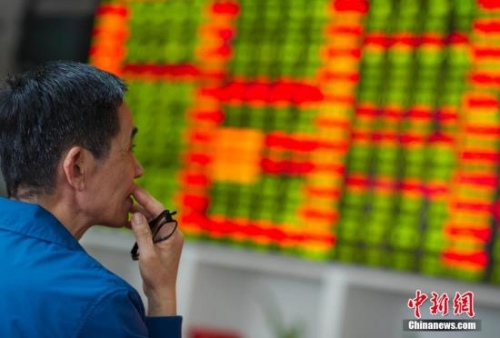 1月5日，海口某证券交易大厅的股民。 <a target='_blank' href='http://www.chinanews.com/'><p  align=