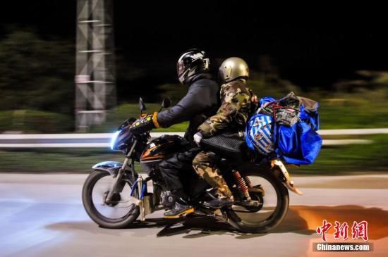 男子騎摩托跋涉3400公里安全返鄉:路上還是好人多