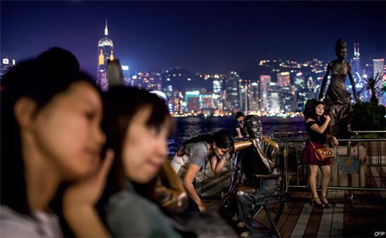 p25 2015年4月的清明節和復活節假期期間，包含內地遊客在內的抵達香港旅遊的遊客總人數下降12.4%。
