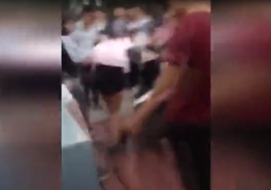 衡阳一女生遭一群女同学围殴扒衣尖叫 男生喝彩