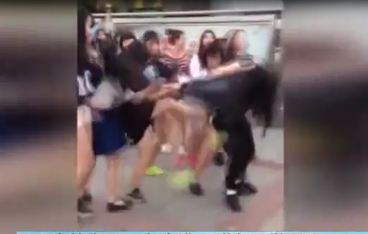 衡阳一女生遭一群女同学围殴扒衣尖叫 男生喝彩