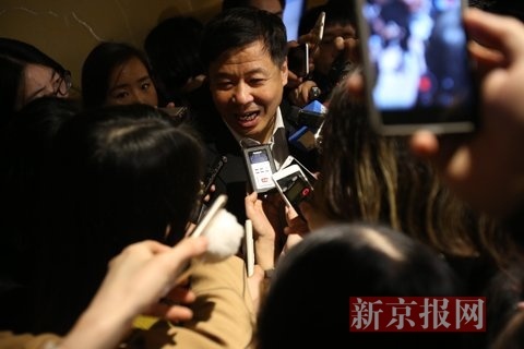 全國政協委員、中國財政部副部長朱光耀今天上午被眾多記者圍堵。新京報記者 王貴彬 攝