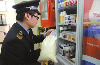 执法人员在该店发现过期豆浆。京华时报记者谭青摄